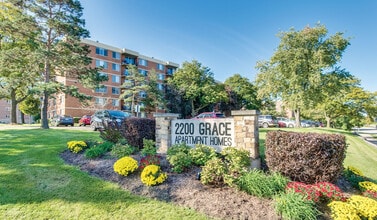 2200 Grace in Lombard, IL - Foto de edificio - Building Photo