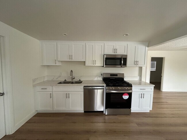 3824 W 104th St in Inglewood, CA - Foto de edificio - Building Photo