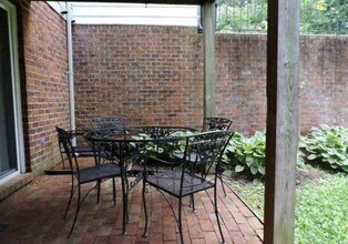 956 Huntwood Ln in Charlottesville, VA - Foto de edificio - Building Photo