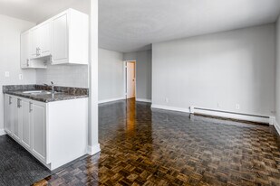 16 Champlain Avenue in Hamilton, ON - Building Photo