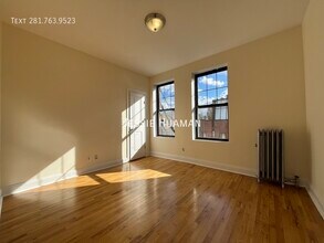 207-209-209 W 11th St in New York, NY - Building Photo - Building Photo