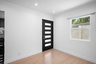 10647 Tuxford St in Sun Valley, CA - Foto de edificio - Building Photo