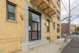 2460 32nd St in Long Island City, NY - Building Photo - Building Photo