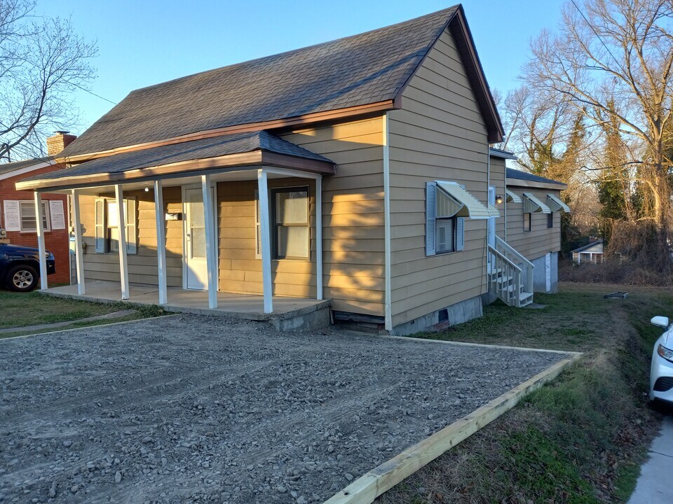 208 W Davidson Ave in Gastonia, NC - Building Photo