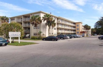 Palm Lake Apartments in Miami, FL - Building Photo - Building Photo