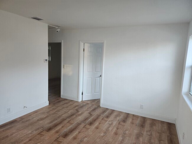 732 NW 5th Ct in Hallandale Beach, FL - Building Photo - Building Photo