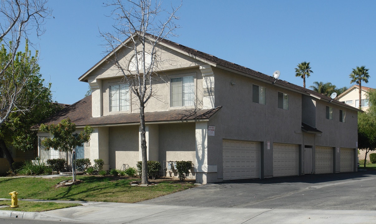 2341 Mt. Humphries Cir in Corona, CA - Building Photo