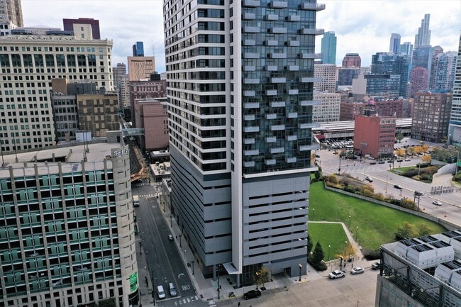 235 W Van Buren St, Unit 1717 in Chicago, IL - Building Photo - Building Photo