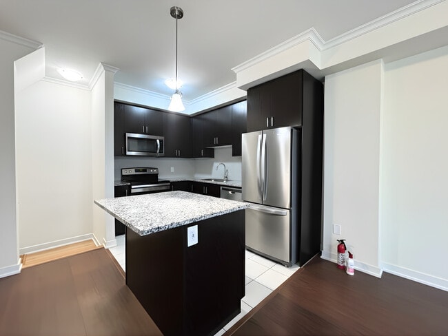 590 N Service Rd in Hamilton, ON - Building Photo - Building Photo