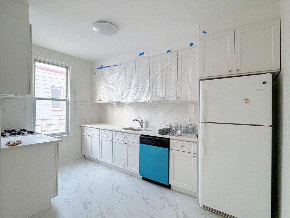 77-55 75th St-Unit -B in Queens, NY - Building Photo