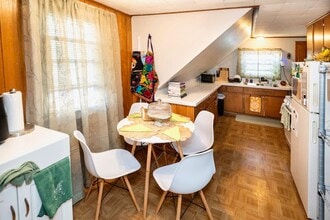 2211 E Holt Ave, Unit 2211A in Milwaukee, WI - Building Photo - Building Photo