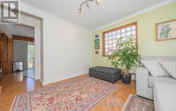 92 Avondale Ave in Toronto, ON - Building Photo - Building Photo