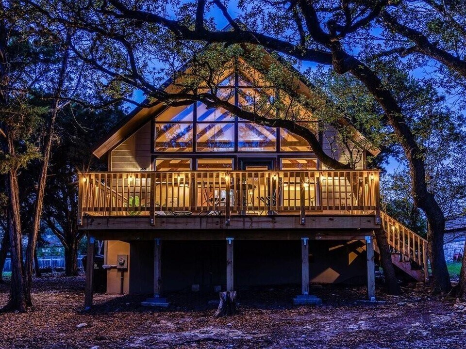18418 Lakeland Dr in Lago Vista, TX - Building Photo
