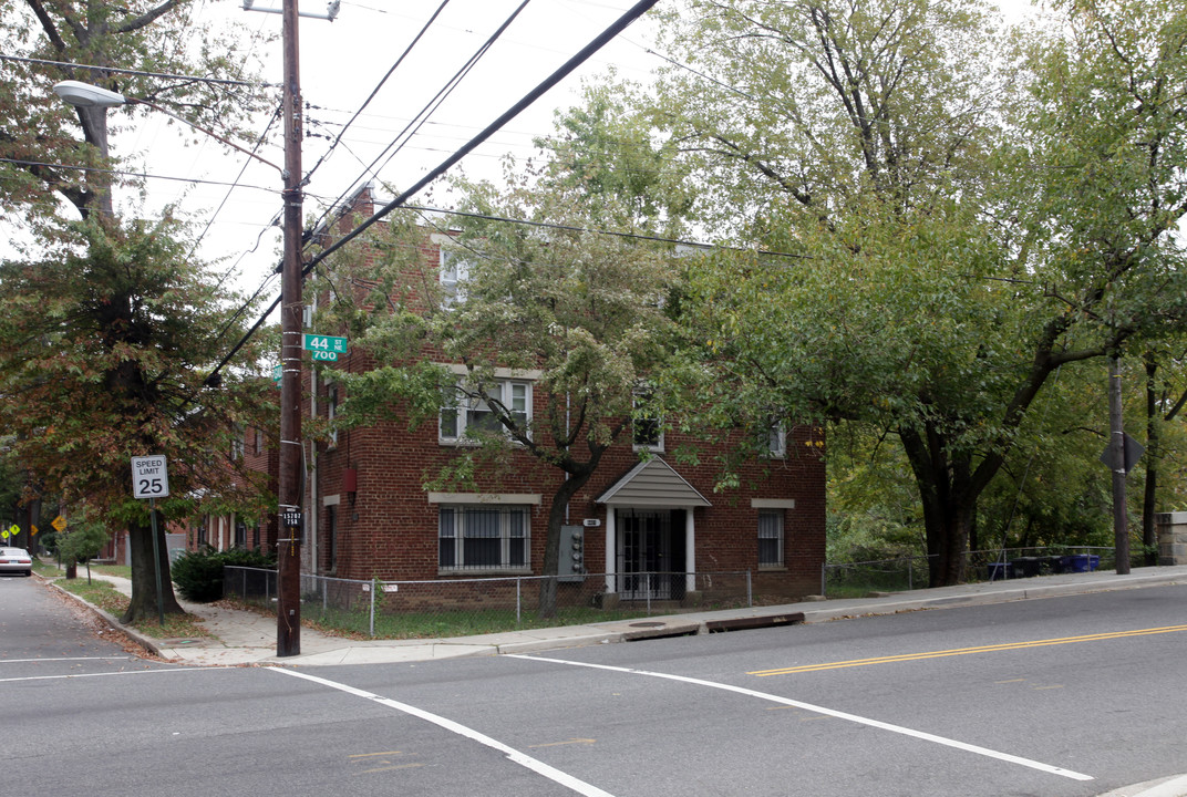 4401 Gault Pl NE in Washington, DC - Building Photo