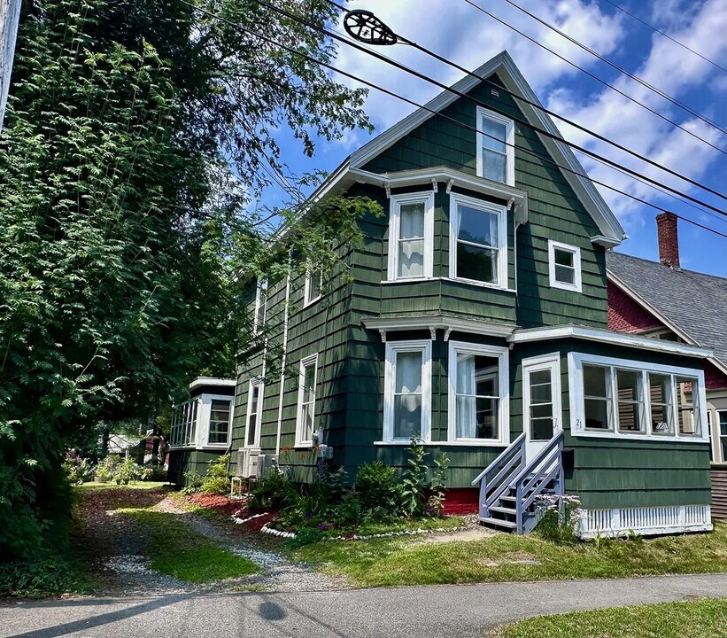 21 Cottage St in Bangor, ME - Building Photo