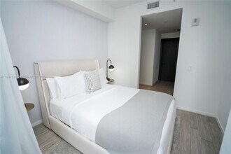 398 NE 5th St, Unit 1617 in Miami, FL - Building Photo - Building Photo