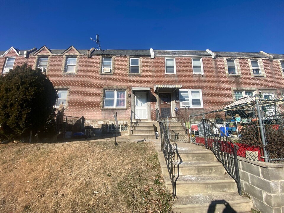 6746 Oakland St in Philadelphia, PA - Building Photo