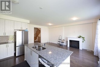 12 Fish Dr in Aurora, ON - Building Photo - Building Photo