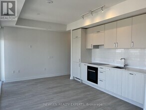 5 Quarrington Ln in Toronto, ON - Building Photo - Building Photo