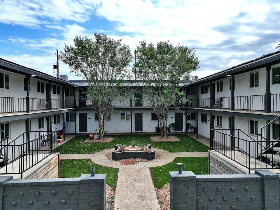 CrestHaus Apartments in Austin, TX - Building Photo