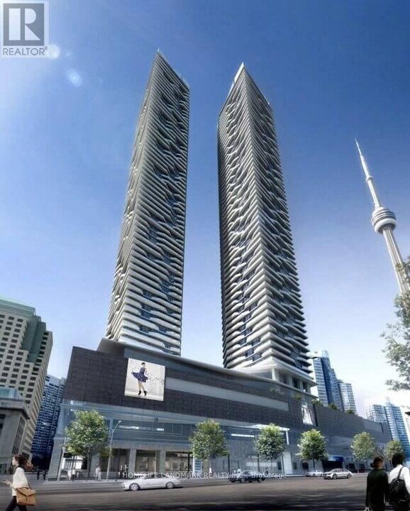 100 Harbour St in Toronto, ON - Building Photo