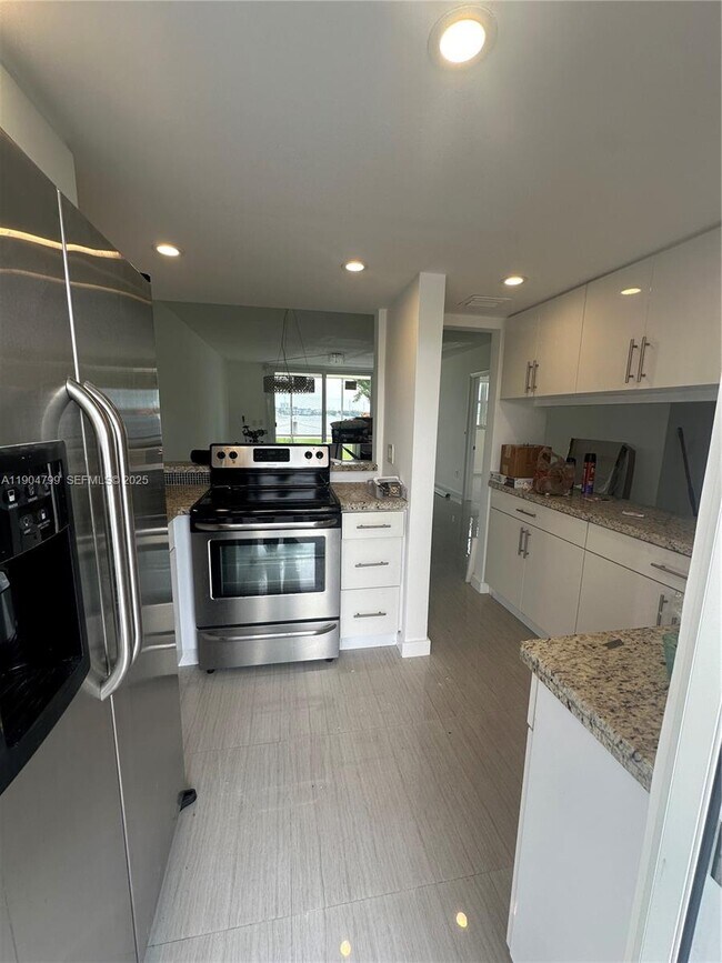 3000 Marcos Dr in Aventura, FL - Foto de edificio - Building Photo