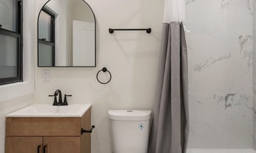 5166 S Manhattan Pl, Unit 2 in Los Angeles, CA - Building Photo - Building Photo