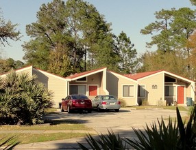 Radcliff Court Apartments in Jacksonville, FL - Foto de edificio - Building Photo