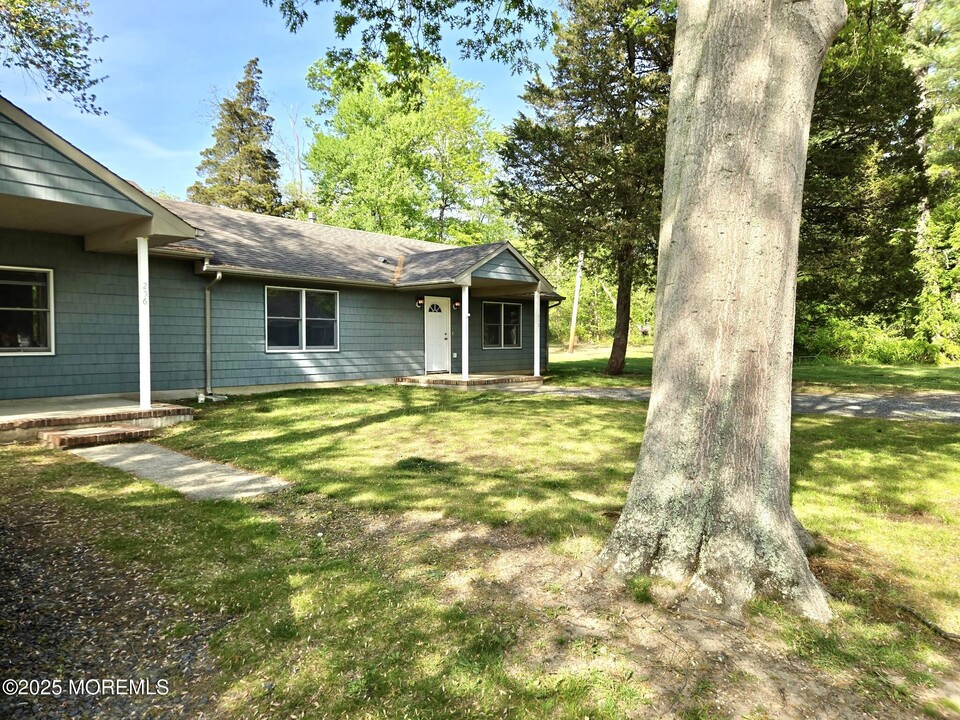 242 Chapel Hill Rd in Atlantic Highlands, NJ - Building Photo