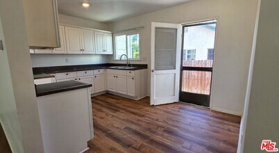 5444 Hermitage Ave in Los Angeles, CA - Building Photo - Building Photo