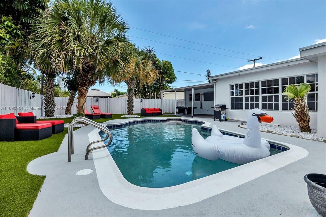 2545 NE 214th St in Miami, FL - Building Photo