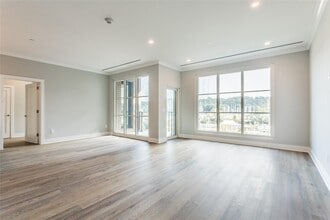 100 Garvies Point Rd in Glen Cove, NY - Building Photo - Building Photo