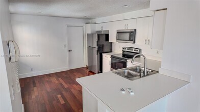 1477 Barcelona Way in Weston, FL - Building Photo - Building Photo