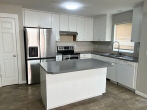 15745 SE Alder St in Portland, OR - Building Photo - Building Photo