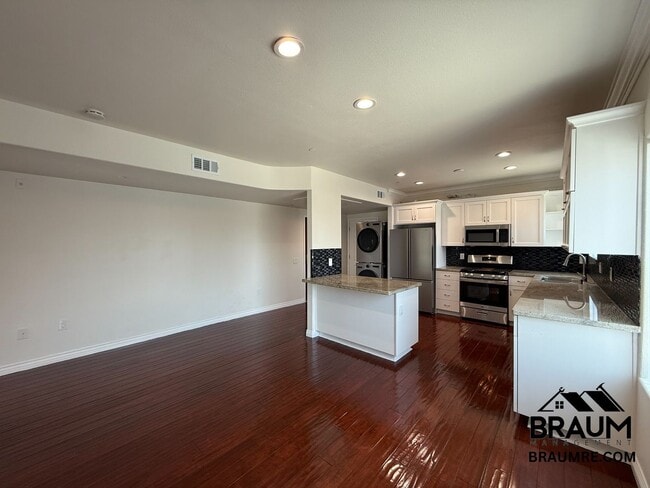 332 S Virgil Ave