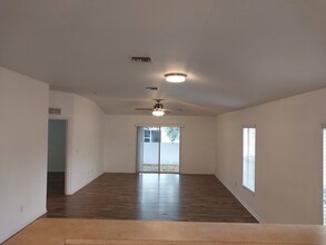 557 Windermere Dr in Lehigh Acres, FL - Building Photo - Building Photo