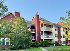 76 Crosspointe Dr in East Brunswick, NJ - Building Photo
