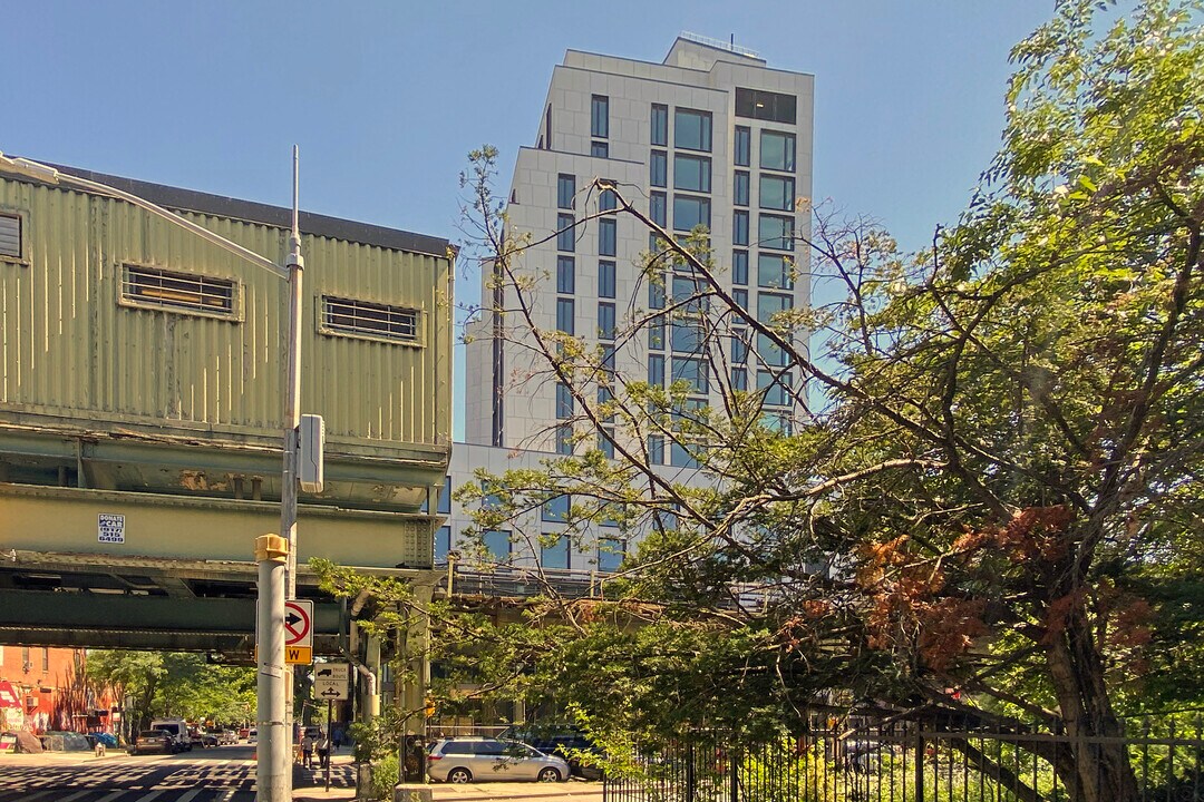 329 Broadway in Brooklyn, NY - Building Photo