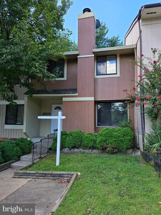 18506 Eagles Roost Dr in Germantown, MD - Building Photo