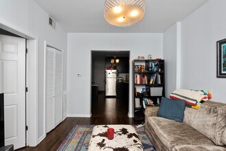 2348 W Moffat St, Unit 2R in Chicago, IL - Foto de edificio - Building Photo