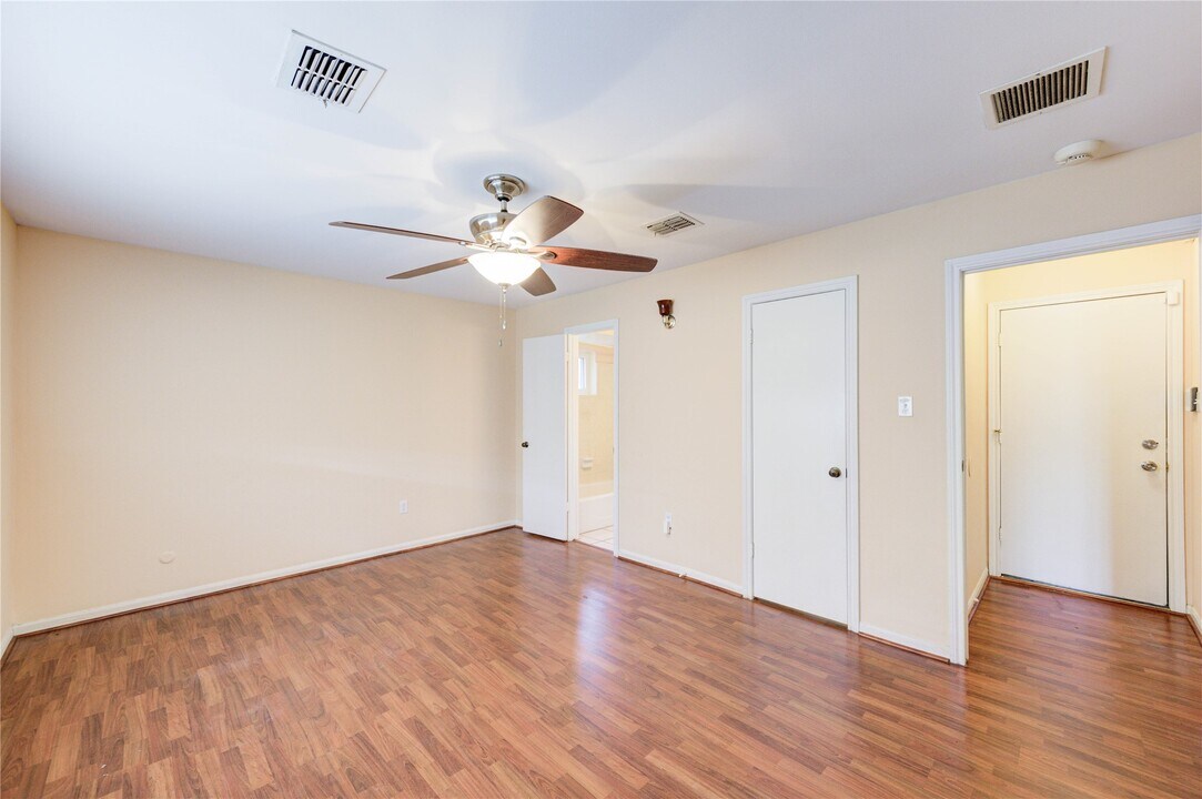 5711 Weeping Willow Rd in Houston, TX - Building Photo