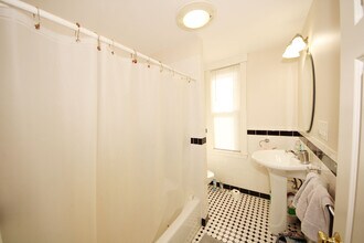 64 Bedford St in Waltham, MA - Building Photo - Building Photo