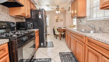 2116 Godfrey St in Baytown, TX - Building Photo - Building Photo