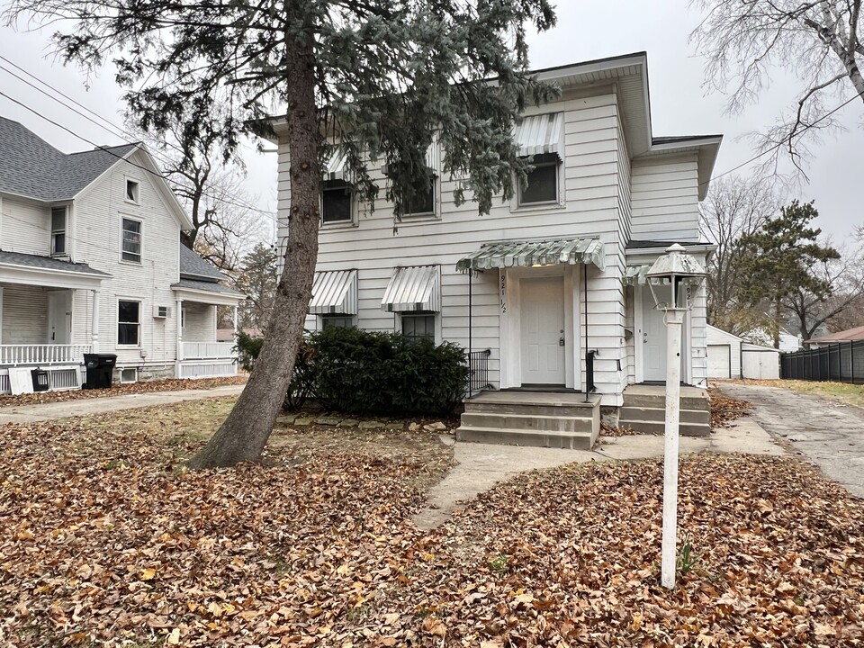 921 W Grand Ave, Unit 2 in Beloit, WI - Building Photo