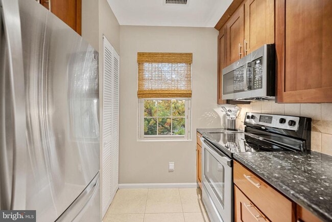 1403 E Abingdon Dr in Alexandria, VA - Building Photo - Building Photo