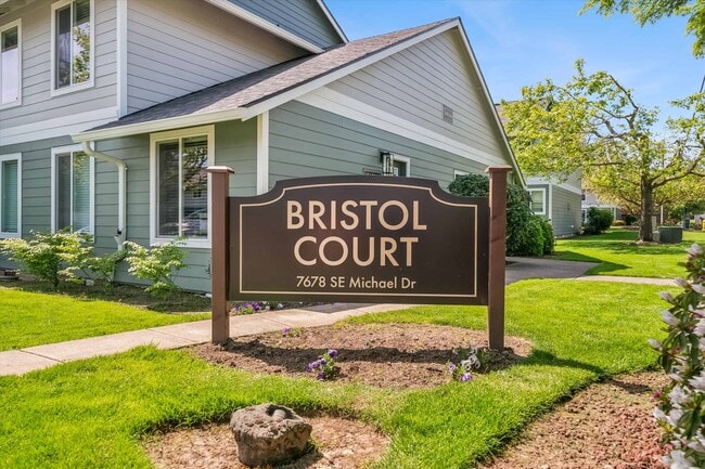 Bristol Court Apartments in Milwaukie, OR - Foto de edificio - Building Photo