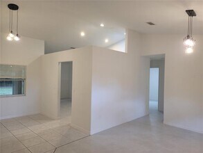 22 Pin Oak Dr in Palm Coast, FL - Foto de edificio - Building Photo