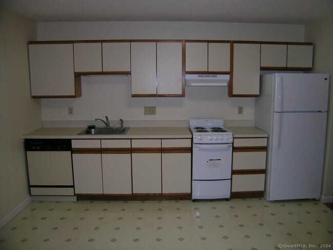 24 West Rd in Ellington, CT - Building Photo - Building Photo