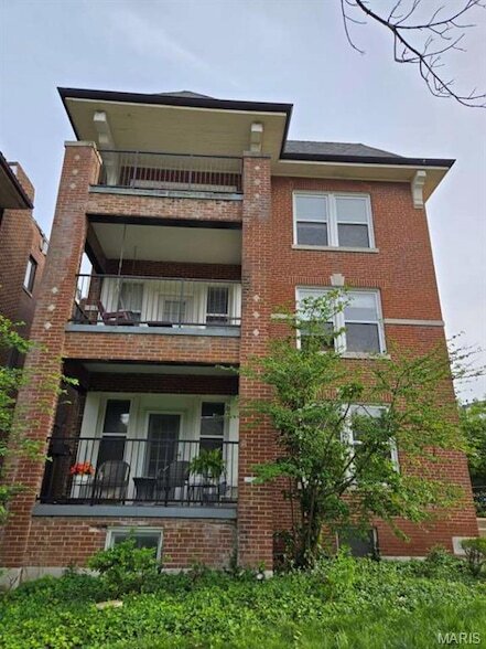 property at 5528 Waterman Blvd