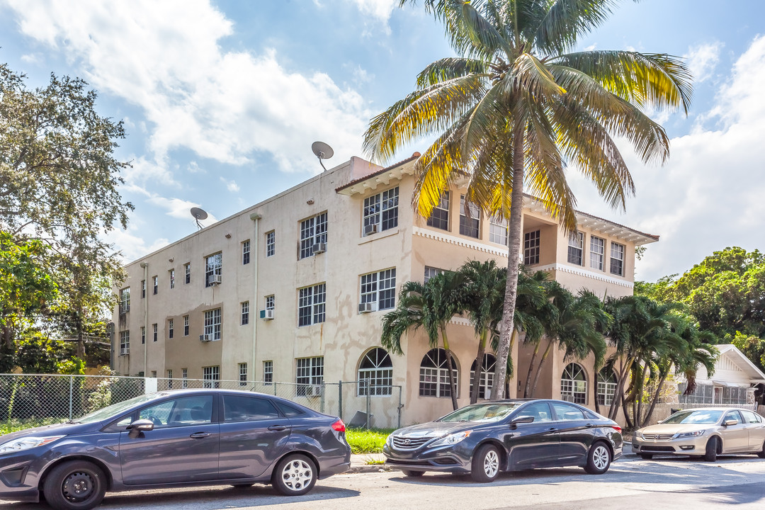 Taho Beverly Apartments in Miami, FL - Building Photo